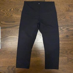 Lululemon wunder under black high rise crop. Size 8